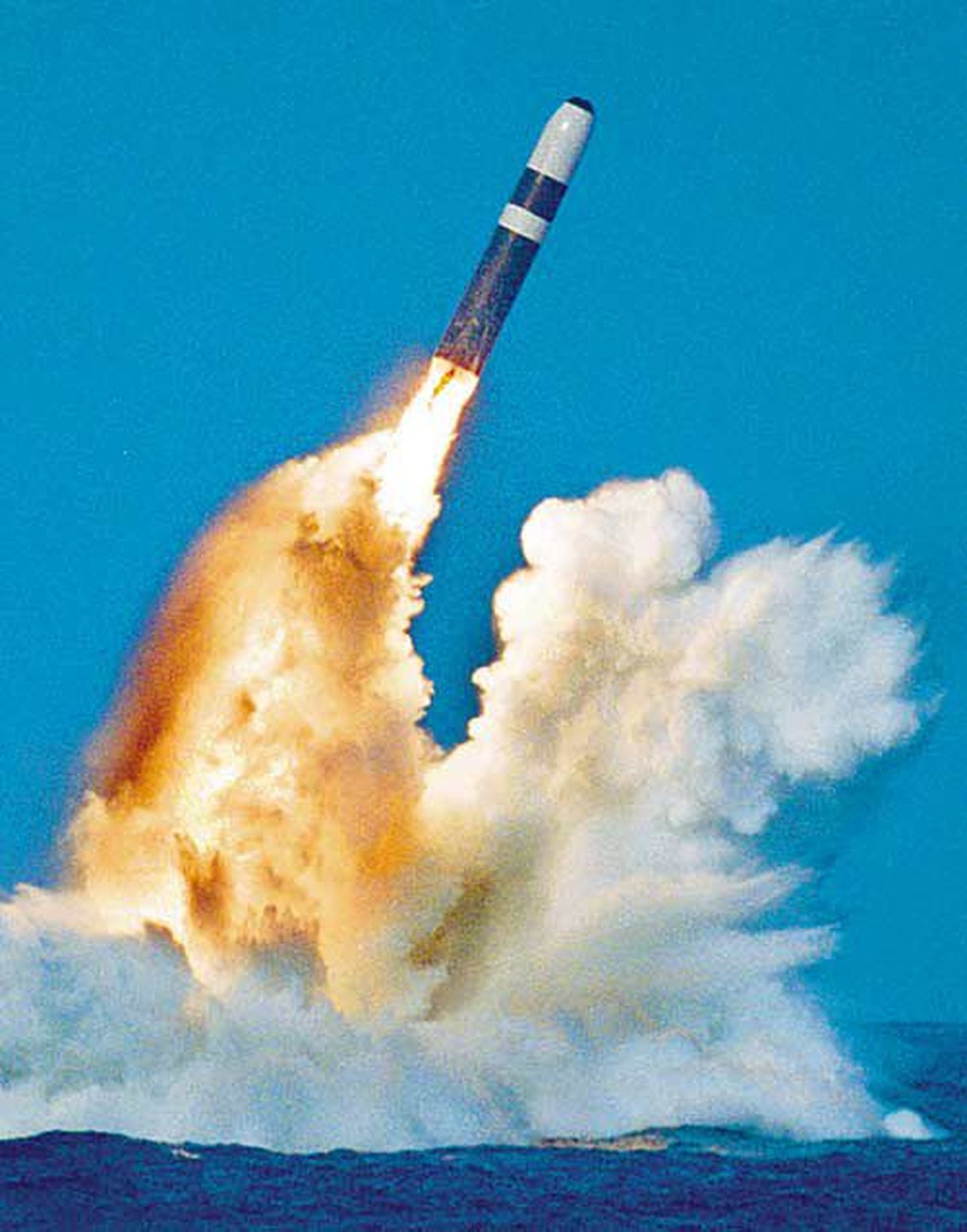 Pildil sööstab ookeanist sihtmärgi suunas Ohio-klassi allveelaevalt väljatulistatud tuumarakett Trident II.