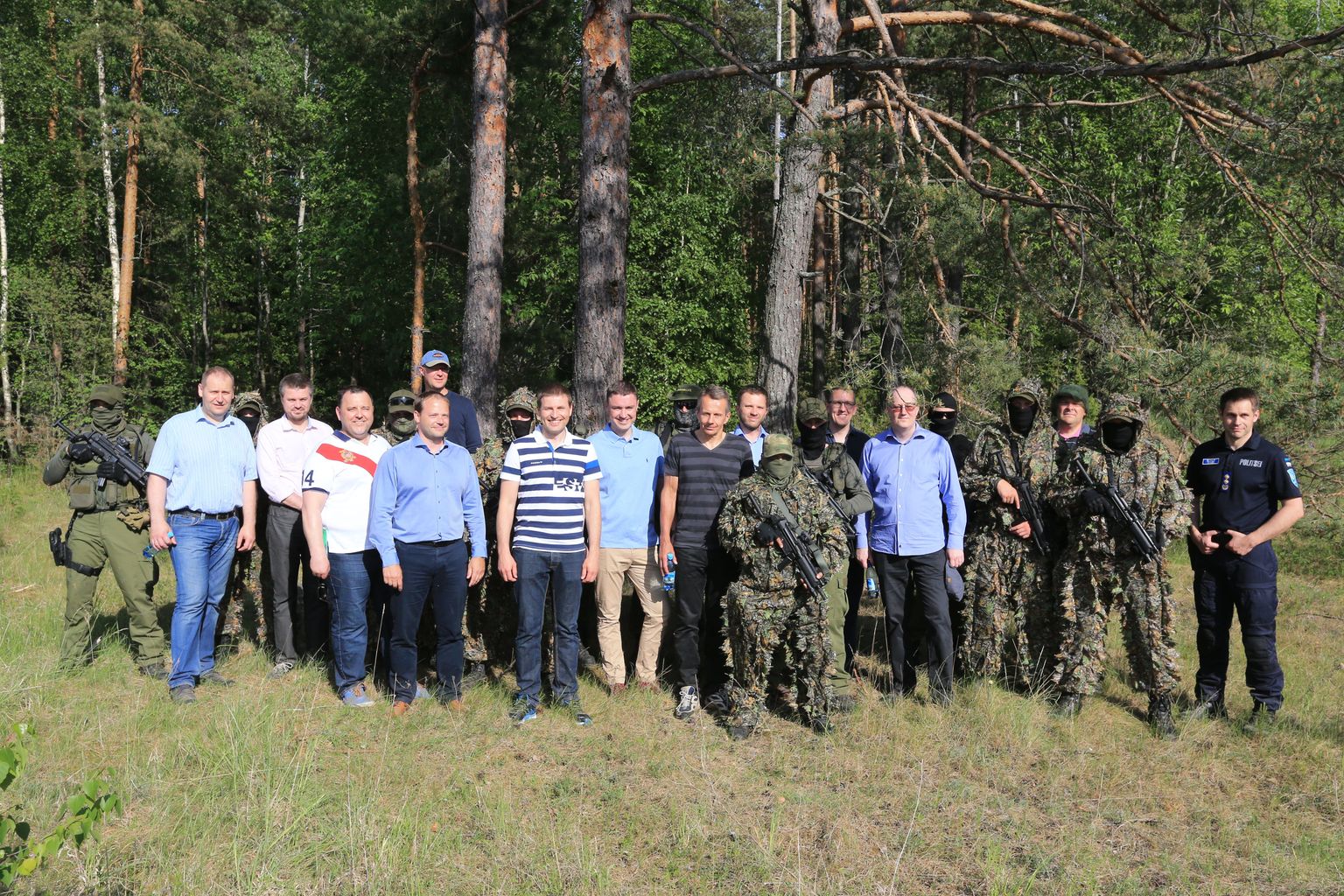 Ministrid koos eriüksuslastega Piusas Eesti-Vene piiri lähistel.