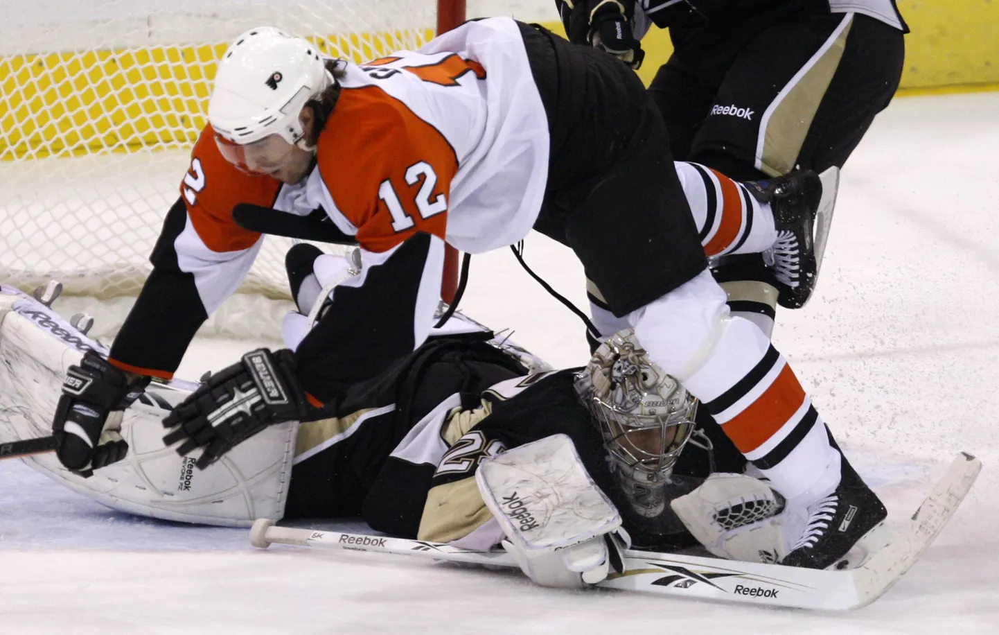 Simon Gagne (nr. 12) heitlemas Pittsburgh Penguinsi väravavahi Marc-Andre Fleuryga.