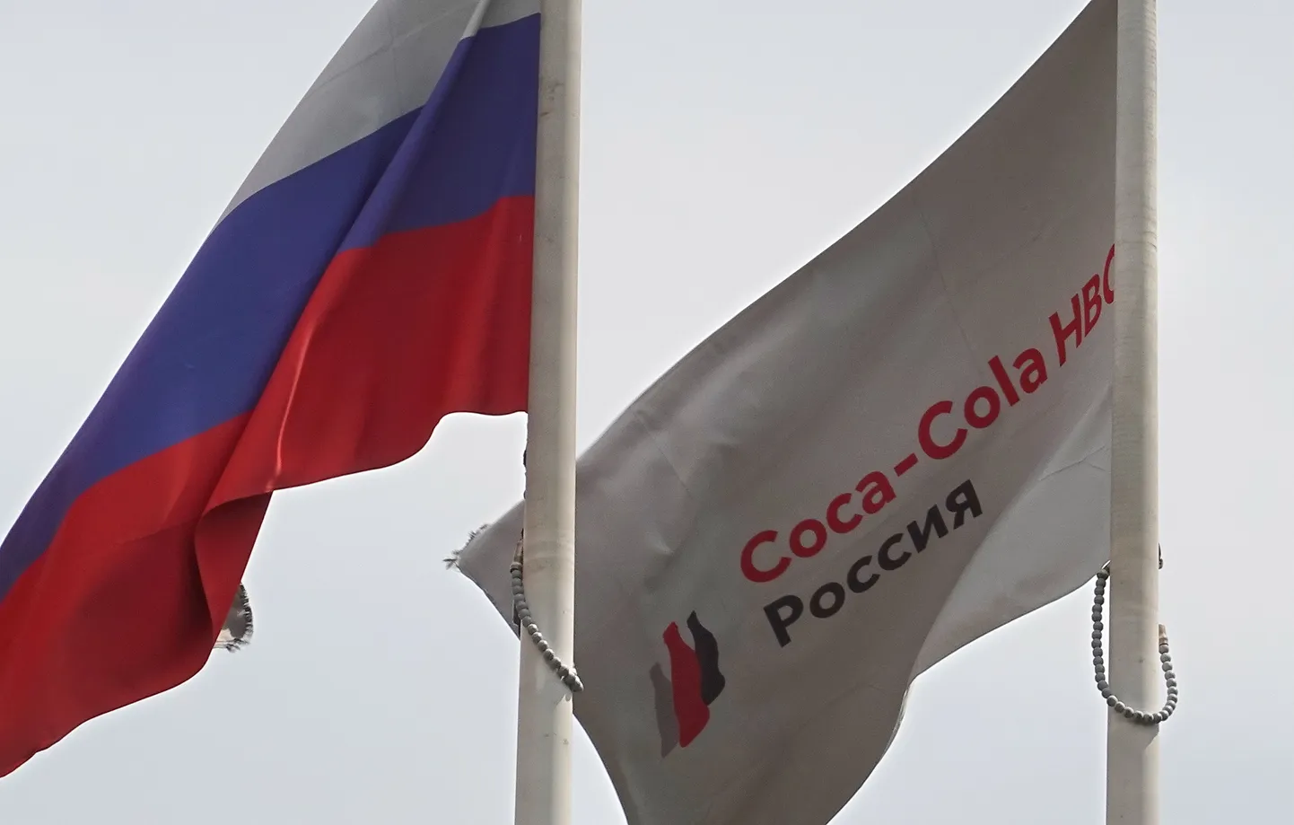 Флаги России и Coca-Cola на заводе Coca-Cola HBC в Москве.