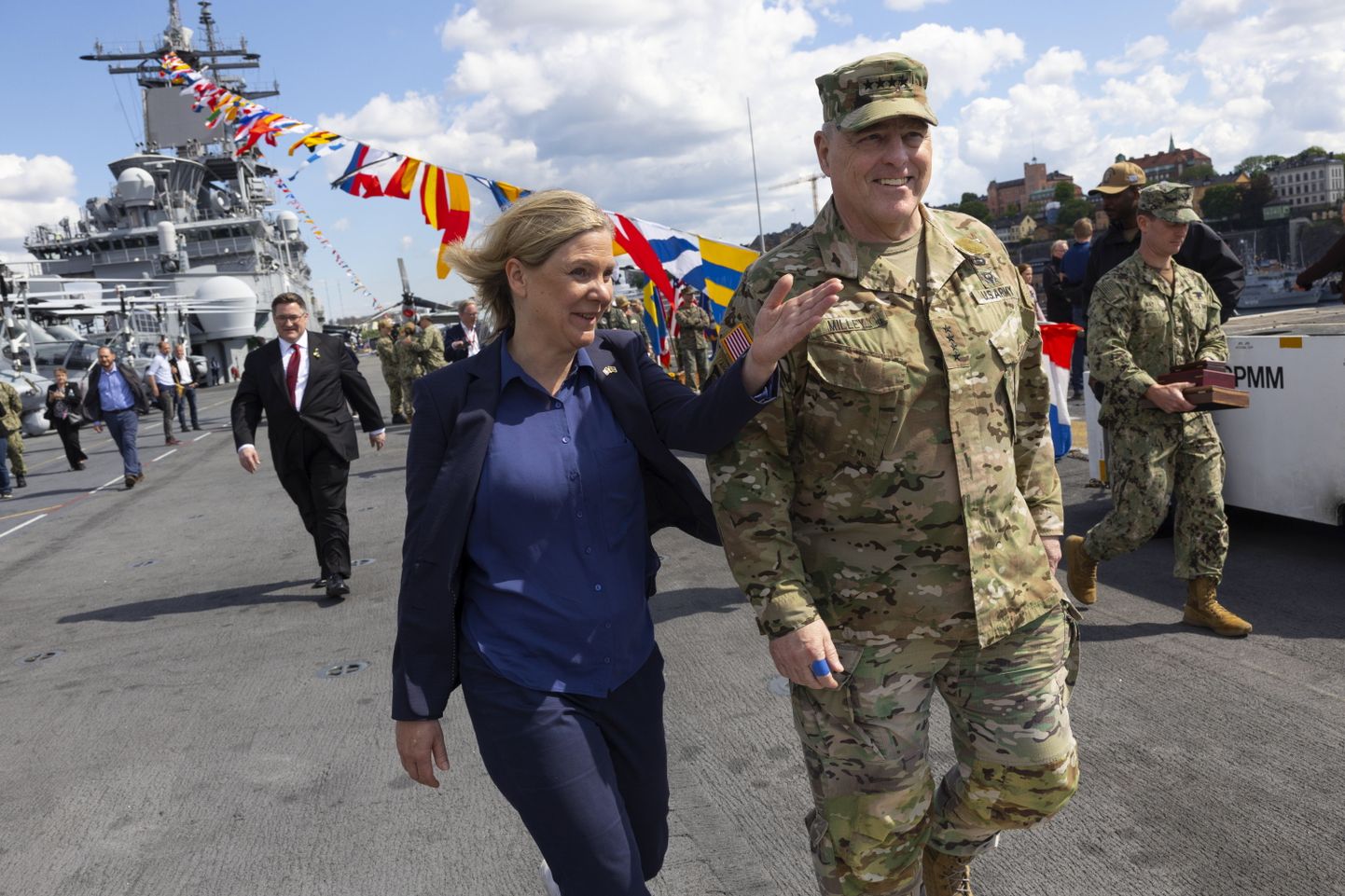 Rootsi peaminister Magdalena Andersson ja USA staabiülemate ühendkomitee esimees kindral Mark Milley dessantlaeva USS Kearsarge pardal.