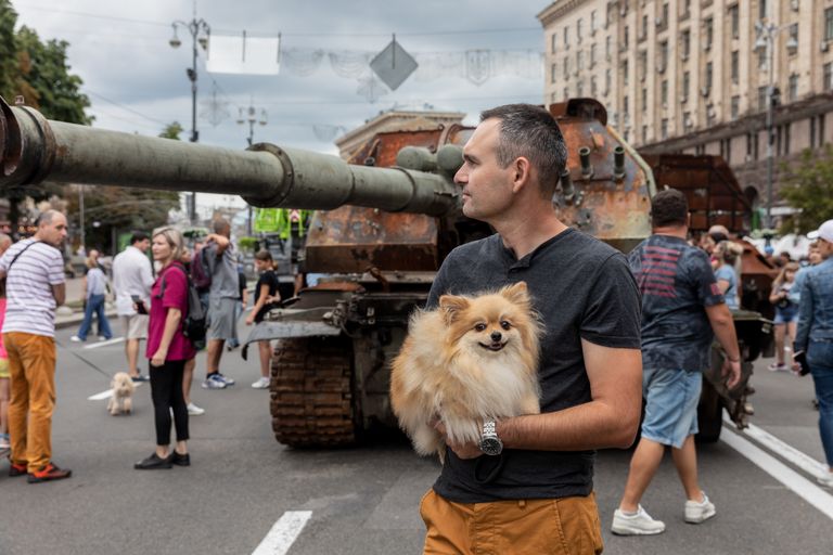 Mees poseerimas oma sülekoeraga Kiievi peatänavale püsti pandud tankikolaka ees. Tegemist on näitusega, kuhu on kohale toodud venelaste sõjamasinad, mille vaprad ukrainlased on hävitanud.