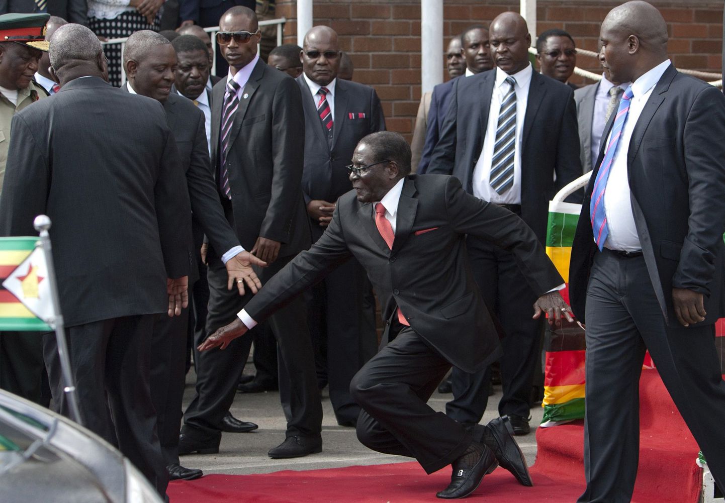 Robert Mugabe komistamas ja kukkumas