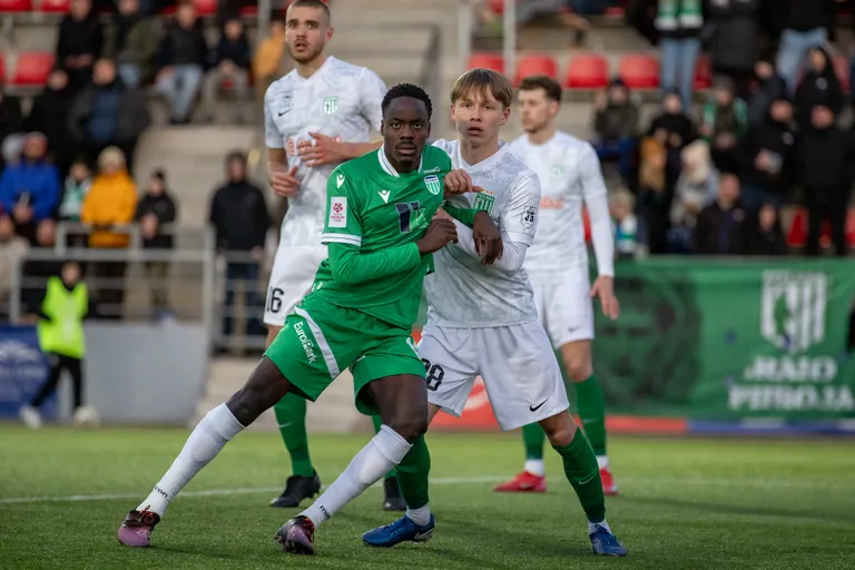 FCI Levadia ründajad Richie Musabat pidurdavad FC Flora kaitsjad Sander Tovstik (nr 28) ja Erko Jonne Tõugjas (nr 21).