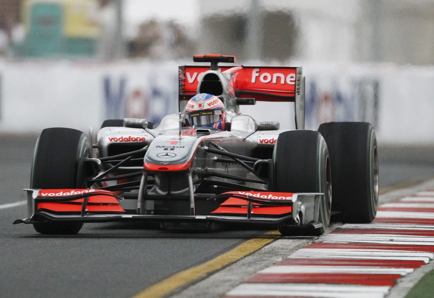 Jenson Button McLareni vormel-1 masina roolis.