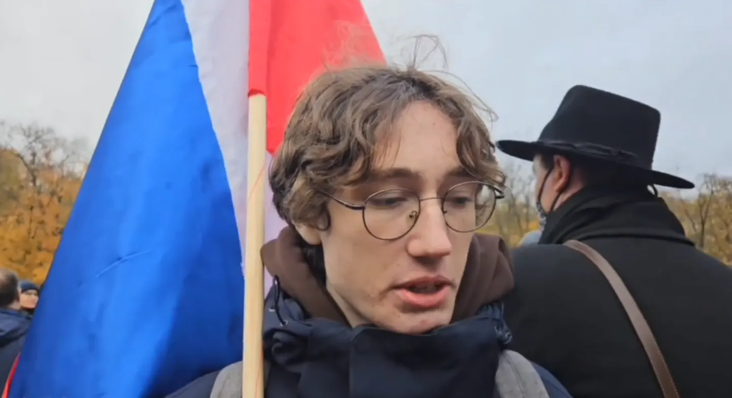 Luka Andrejev annab intervjuud Berliinis toimunud meeleavaldusel.