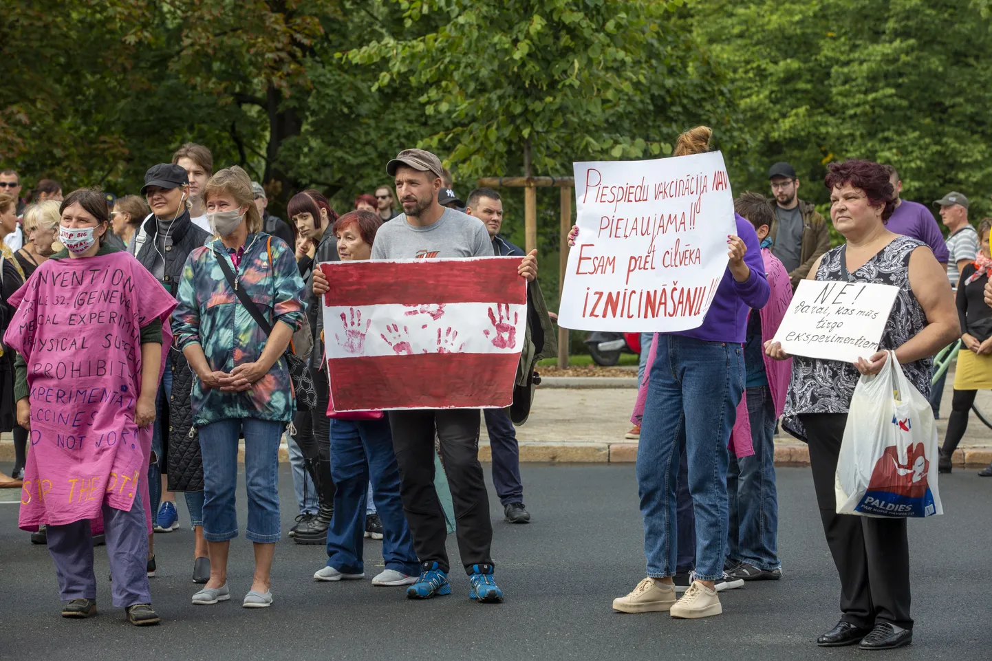 Mītiņš pie Brīvības pieminekļa pret obligāto "Covid-19" vakcināciju.
