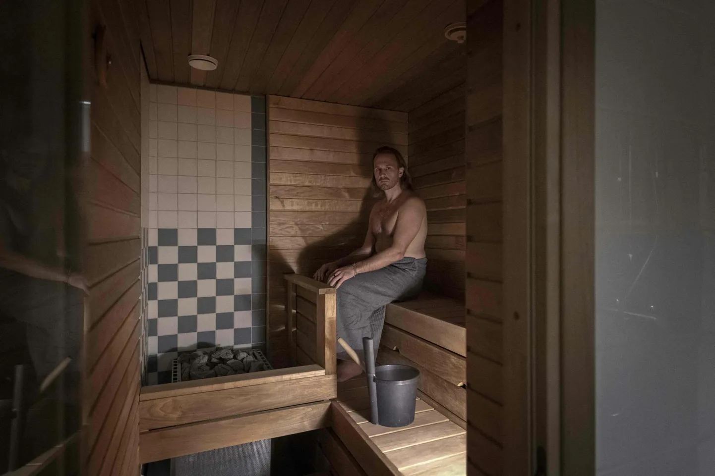 37-aastane Ville Kasari poseerimas septembri lõpus kodusaunas Helsingis.