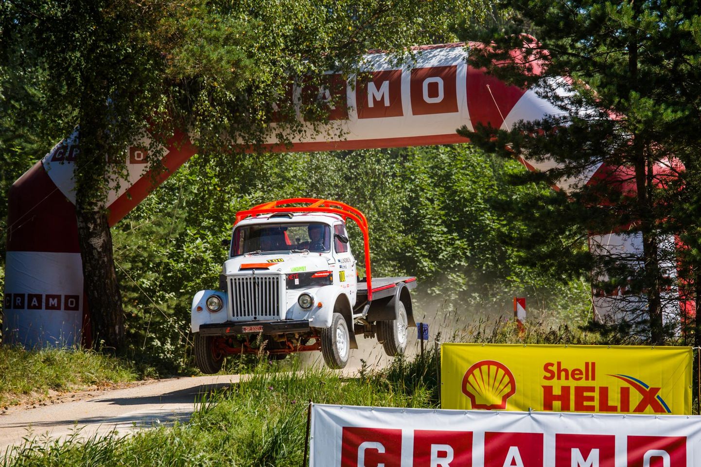 Jüri Lindmets ja Nele Helü olid pärast pikka võistluspausi «Shell Helix Rally Estonial» taas rajal, ehkki võitlesid mõlemal päeval tehniliste hädadega.