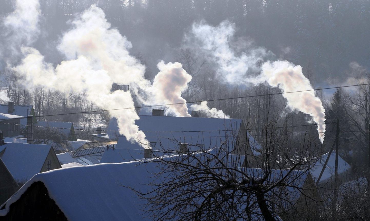 Külmal talvepäeval mattuvad linnad ja asulad tossu. Suitsevad korstnad Viljandis.