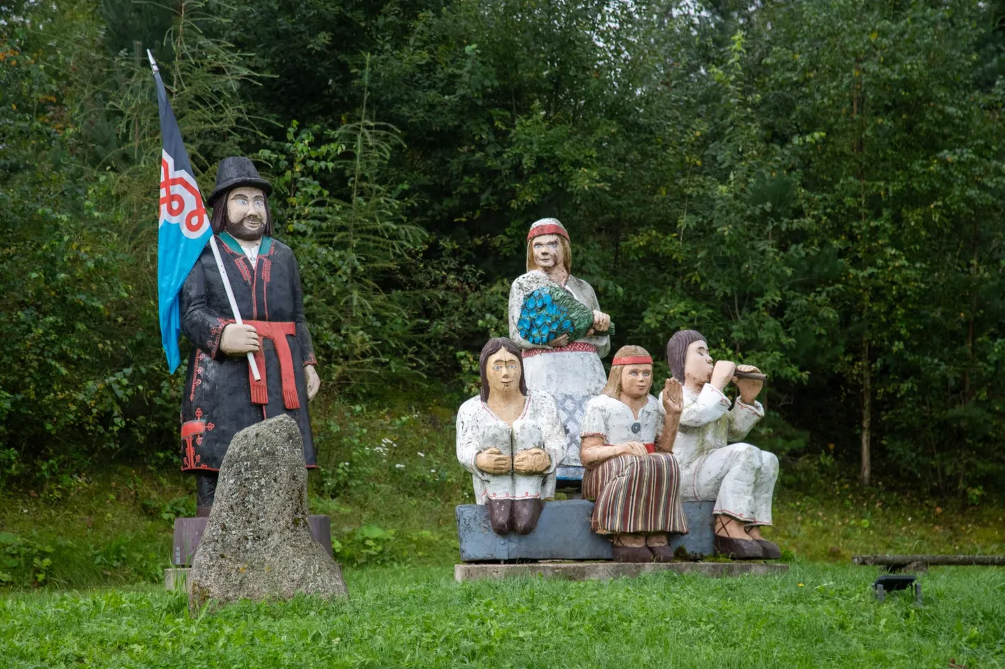 Mulgi pere puidust kujud Tarvastu paisjärve kaldal. Pilt illustratiivne