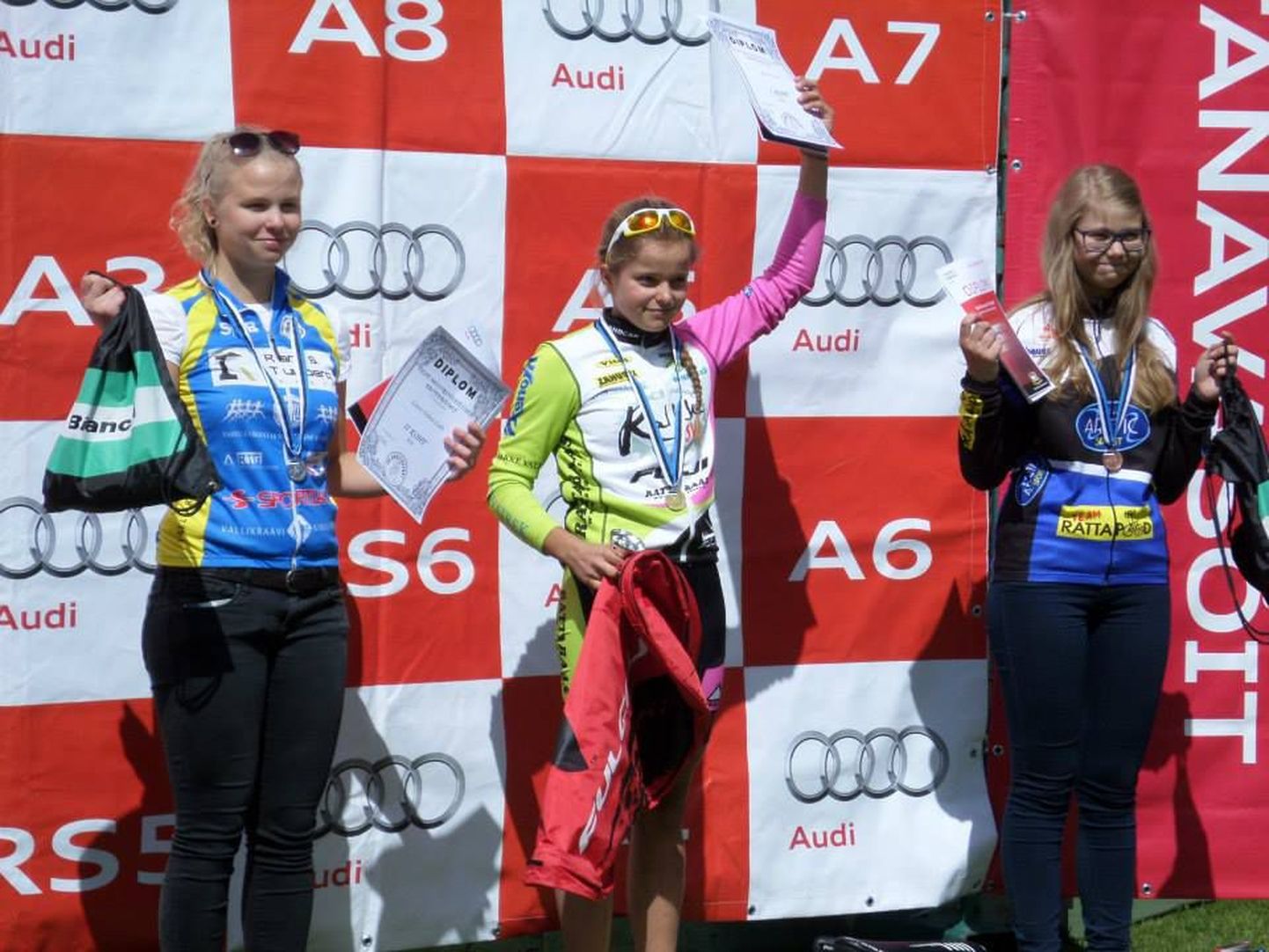 Vasakult Laura Helene Luht (TÜ ASK), Merili Sirvel ja Kristella Kaasik.