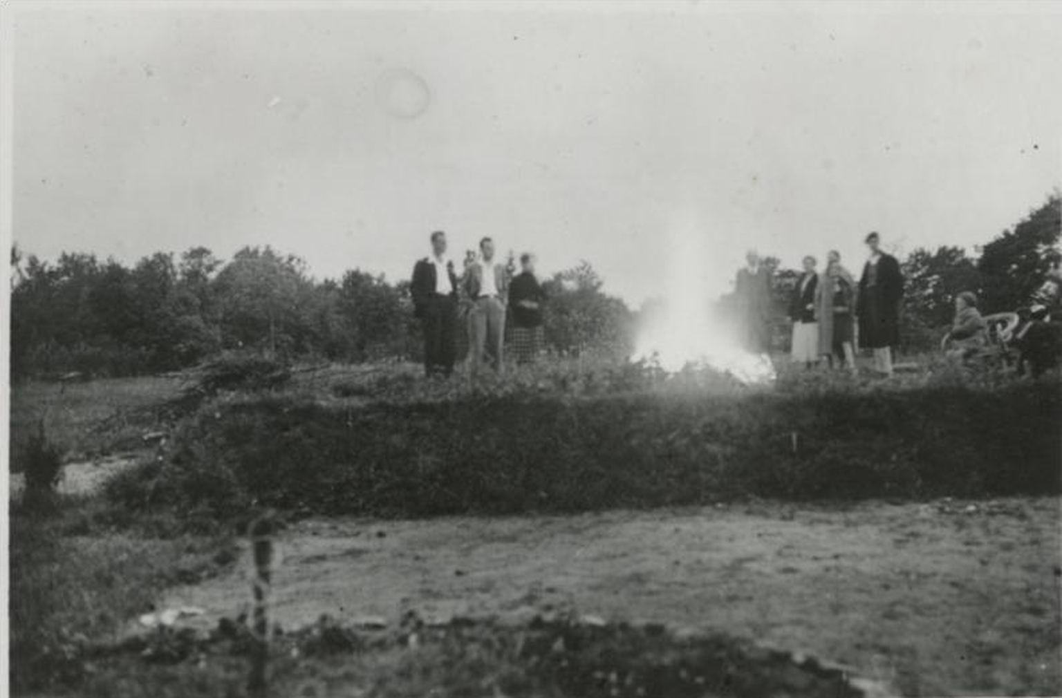 Seltskond võidupüha lõkketule ääres 23. juunil 1934
