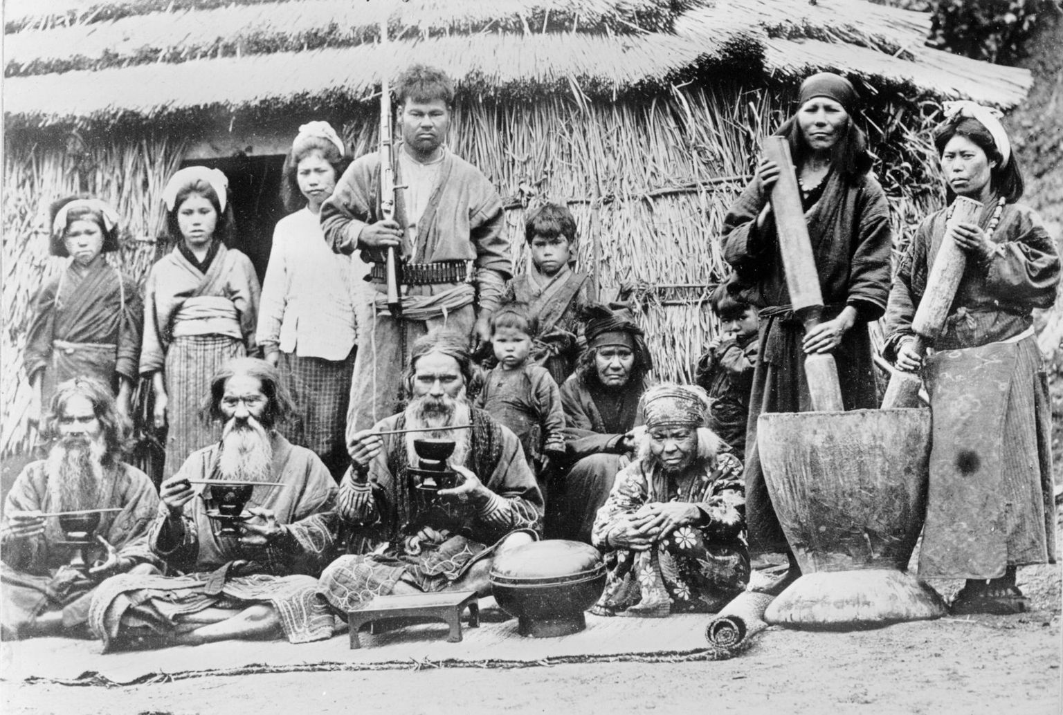 Kuriili saarte põlisasukateks olid ainud, Jaapani rahvusvähemus, kes erinevad jaapanlastest nii keeleliselt, kultuuriliselt kui geneetiliselt. Võib öelda, et Kuriili saarte üle kemplemine on kõige rängemat mõju avaldanud just ainudele, kes pärast Teist maailmasõda oma kodusaartelt Jaapanile kuuluvale Hokkaidō saarele saadeti.