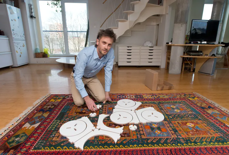 Jaanus Orgusaar paneb kokku vineerist järi Visitor