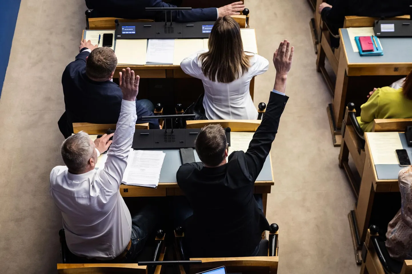 Kõige rohkem paberit viis komisjonidesse EKRE, kes esitas eelnõudele tuhatkond muudatusettepanekut. Isamaa otsustas samuti töötakistamise võimalust õhus hoida, kuid Keskerakond valis teistsuguse tee.