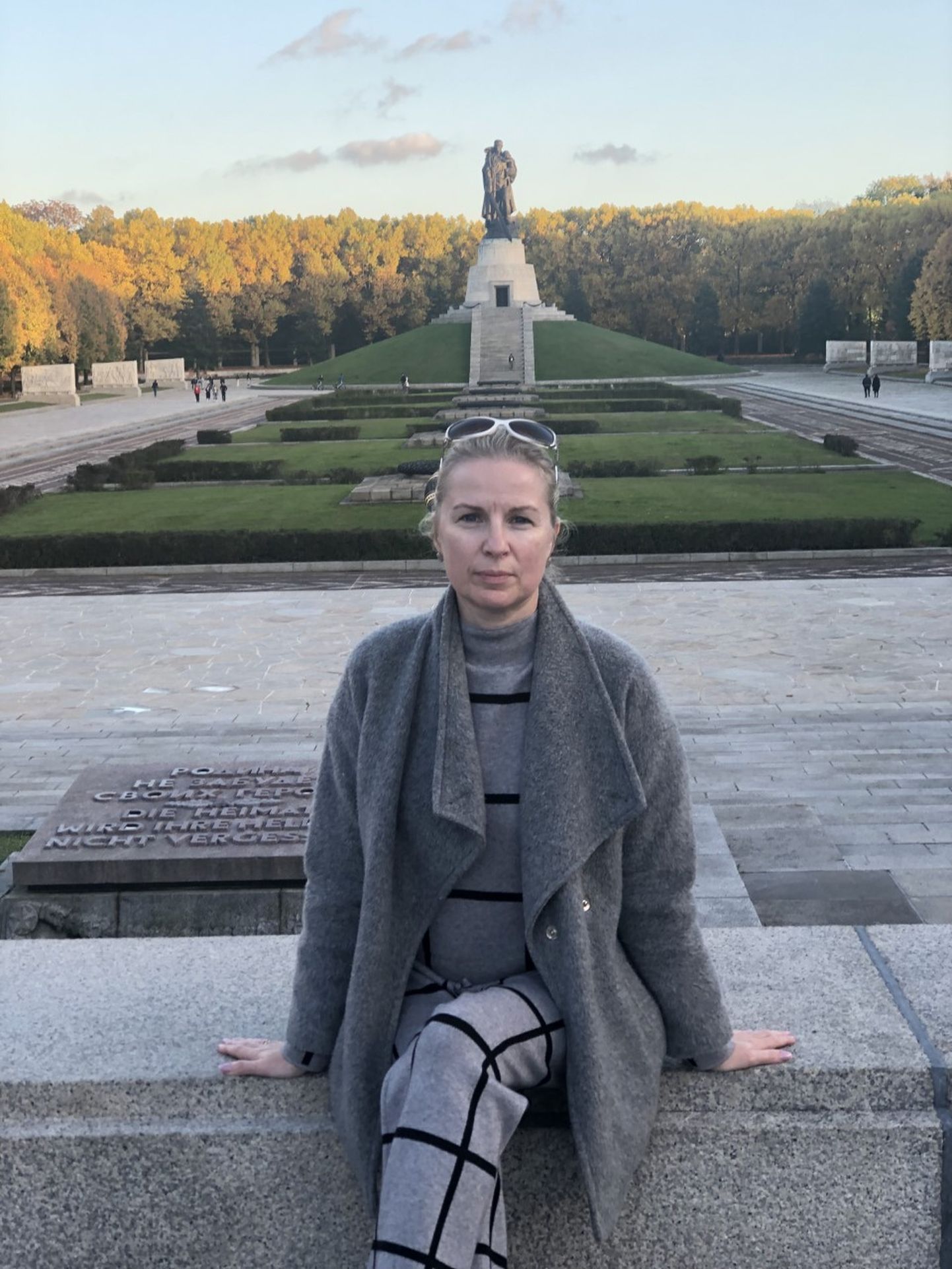Член Тартуского горсобрания Елена Фрунзе в Берлин у мемориала советским воинам в Трептов-парке.