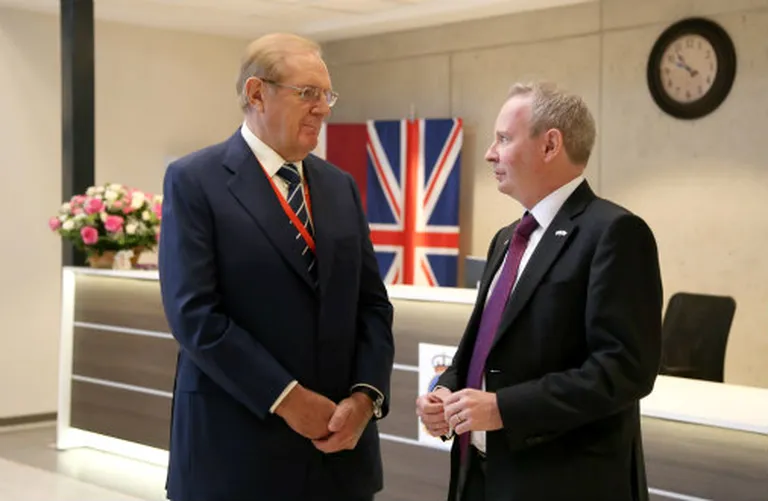 Посол Великобритании в Латвии Кит Шеннон и основатель и президент King’s Group сэр Роджер Фрай