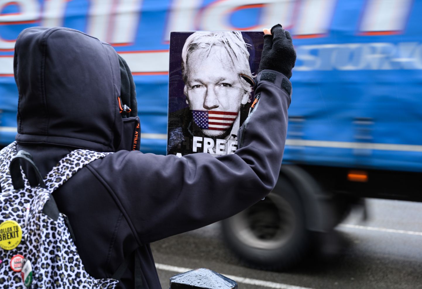 Julian Assange'i poolehoidja Westminsteri kohtuhoone ees.
