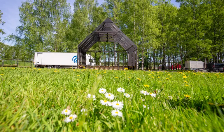 Helila ees muruplatsil saab kontserti nautida nii väikeste kui suuremate rühmadena.