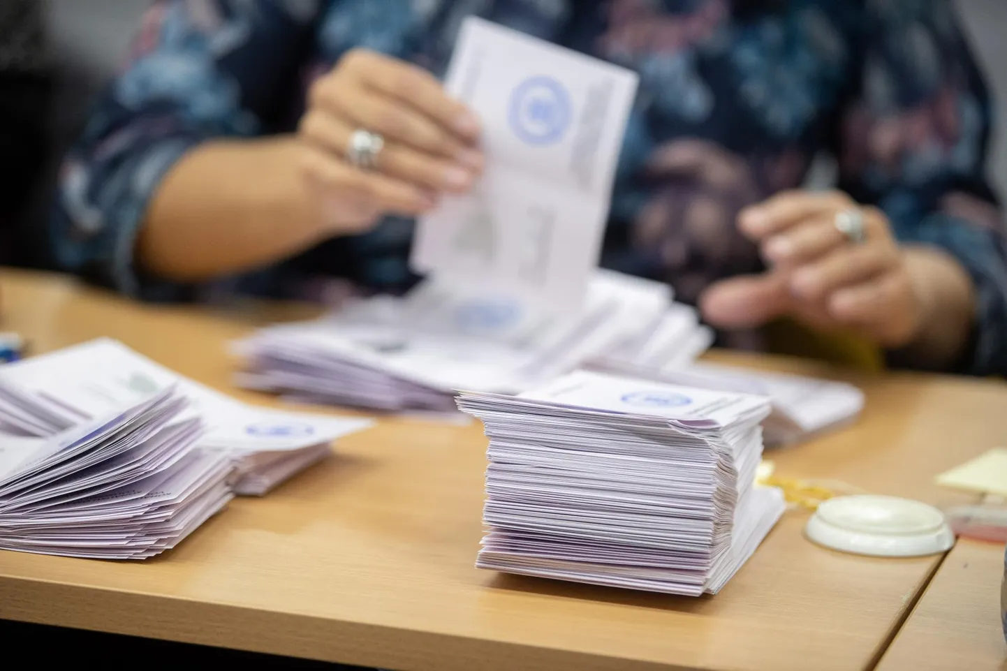Valimissedelite ülelugemine. Pilt on illustreeriv.