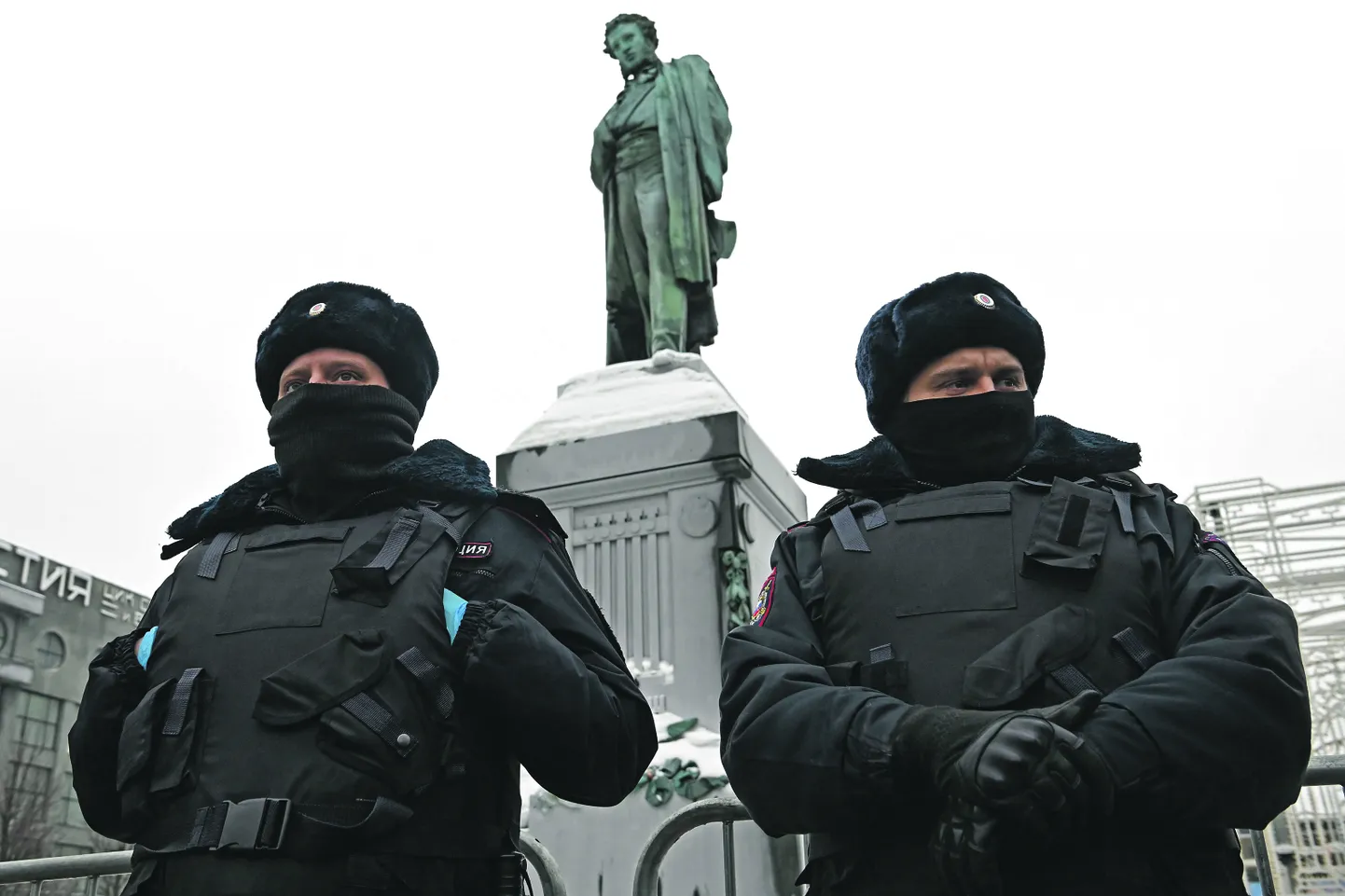 И в Москве не так-то просто отдать дань уважения Александру Пушкину. На фото полицейские блокируют классика во время протестов января 2021 года.