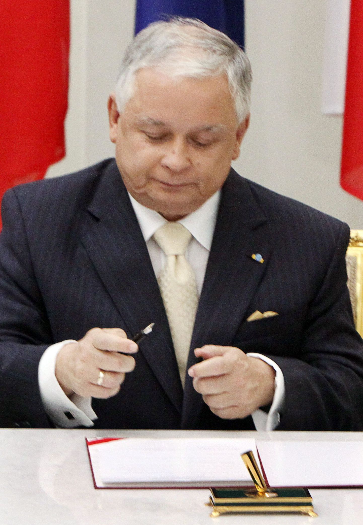 Poola president Kaczyński oli hädas tõrkuva sulepeaga.