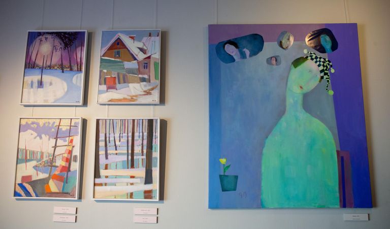 Vasakul on Maris Tuulingu neli maali, paremal Evi Gailiti tavatult suur maal «Tagajärg» (2019, kollaaž, õli, lõuend).