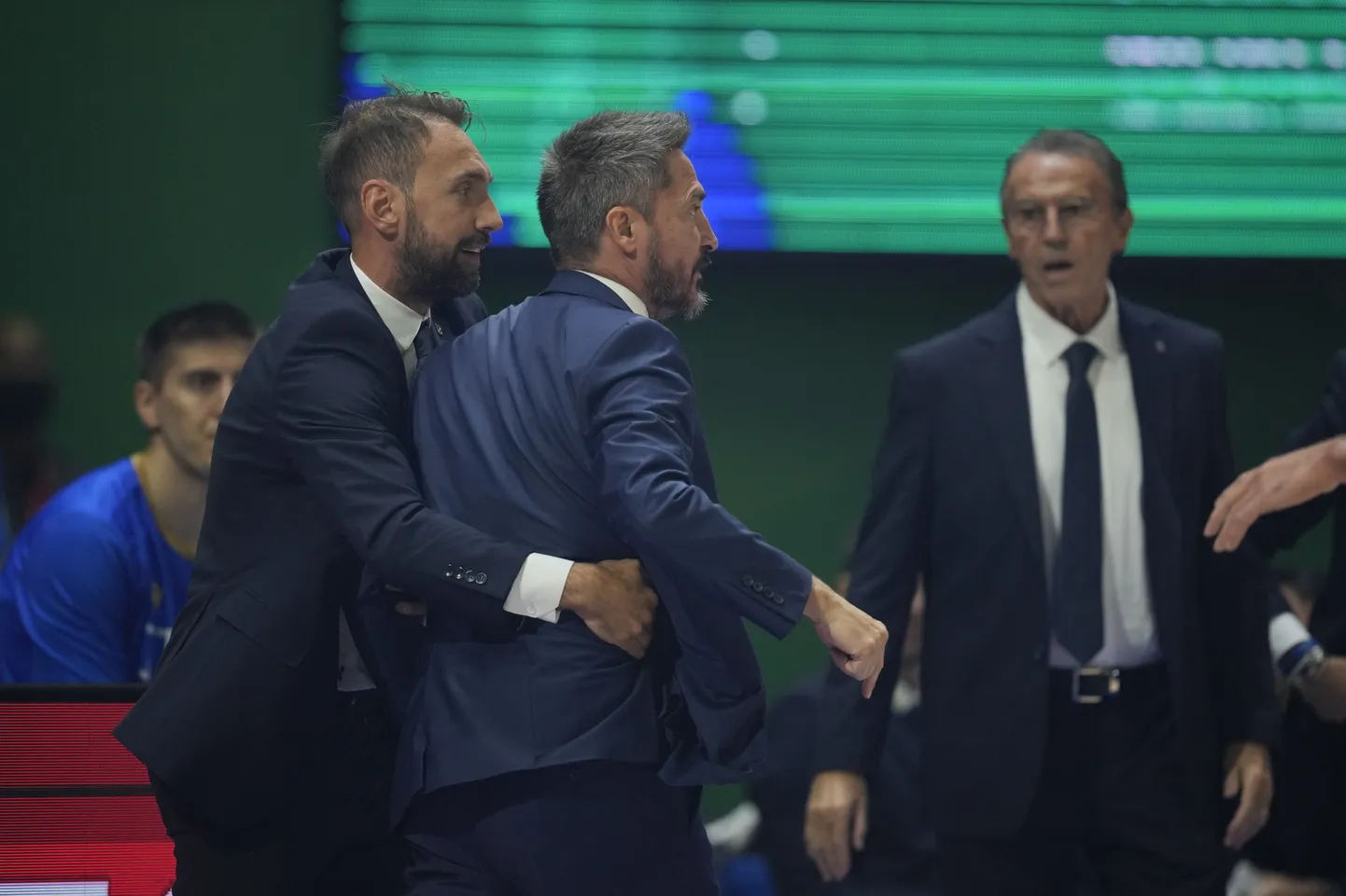 Главный тренер Италии Джанмарко Поццекко несколько раз выходил из себя.