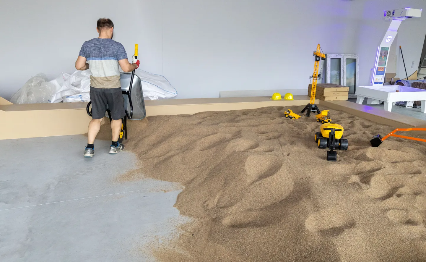 Reede pärastlõunaks oli Sandspace'i mängukeskuse suurest liivakastist täidetud umbes pool. Kokku kärutatakse sinna pea 15 tonni liiva.