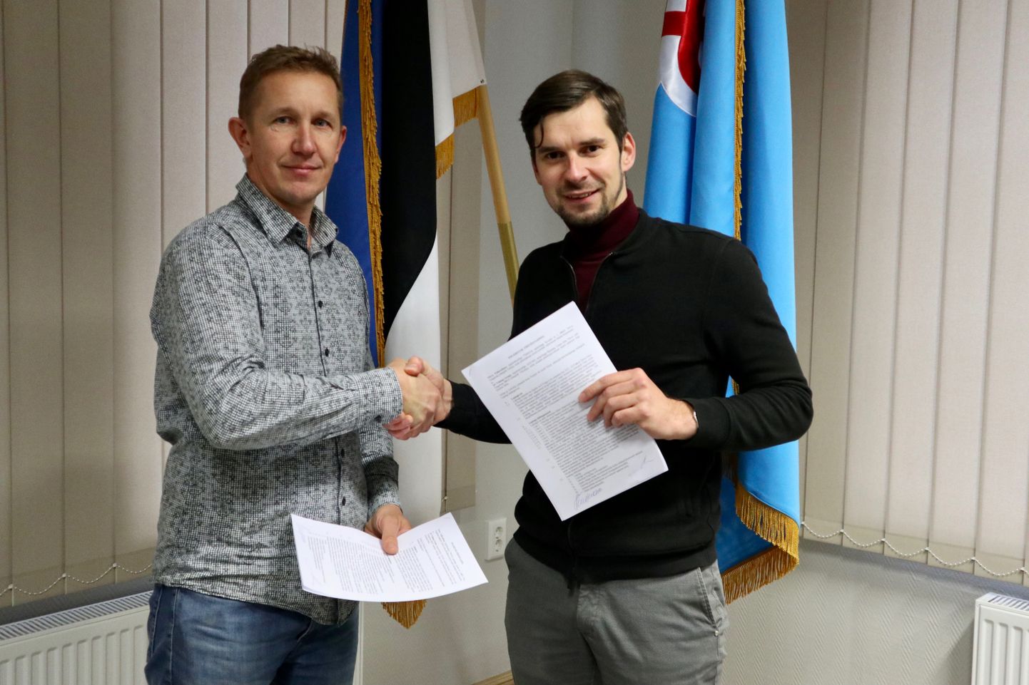 Tõrva vallavanem Maido Ruusmann (paremal) ja AS Valmap Grupi juhataja Hindrek Mõts allkirjastasid lepingu.