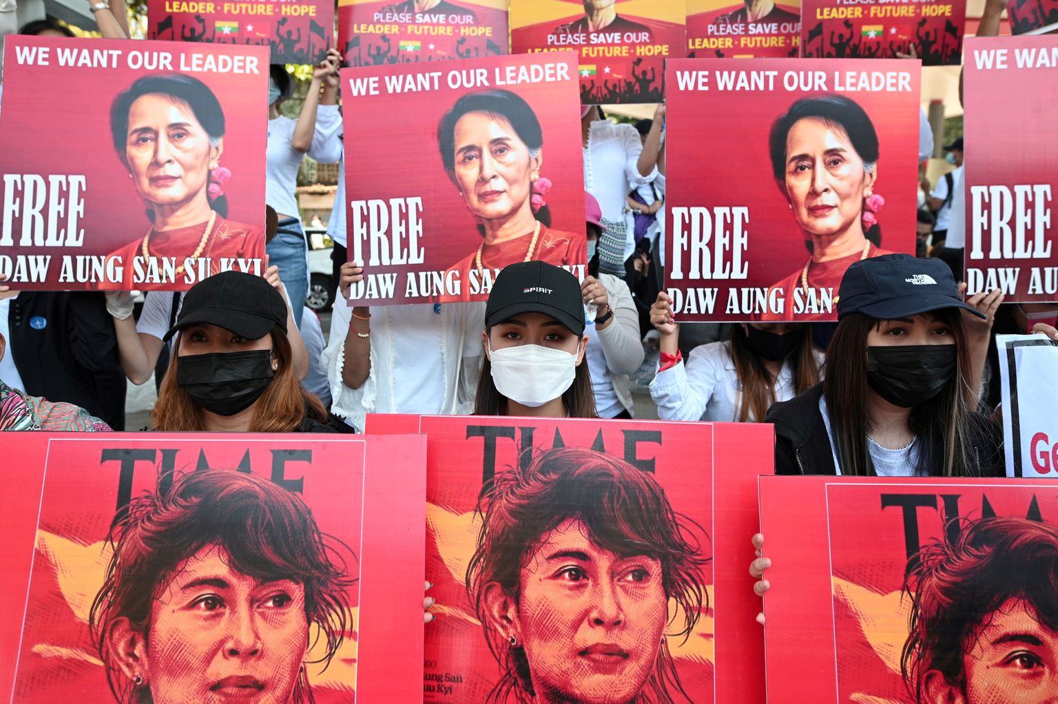 Myanmari meeleavaldajad nõuavad kukutatud tsiviiljuhi Aung San Suu Kyi vabastamist.