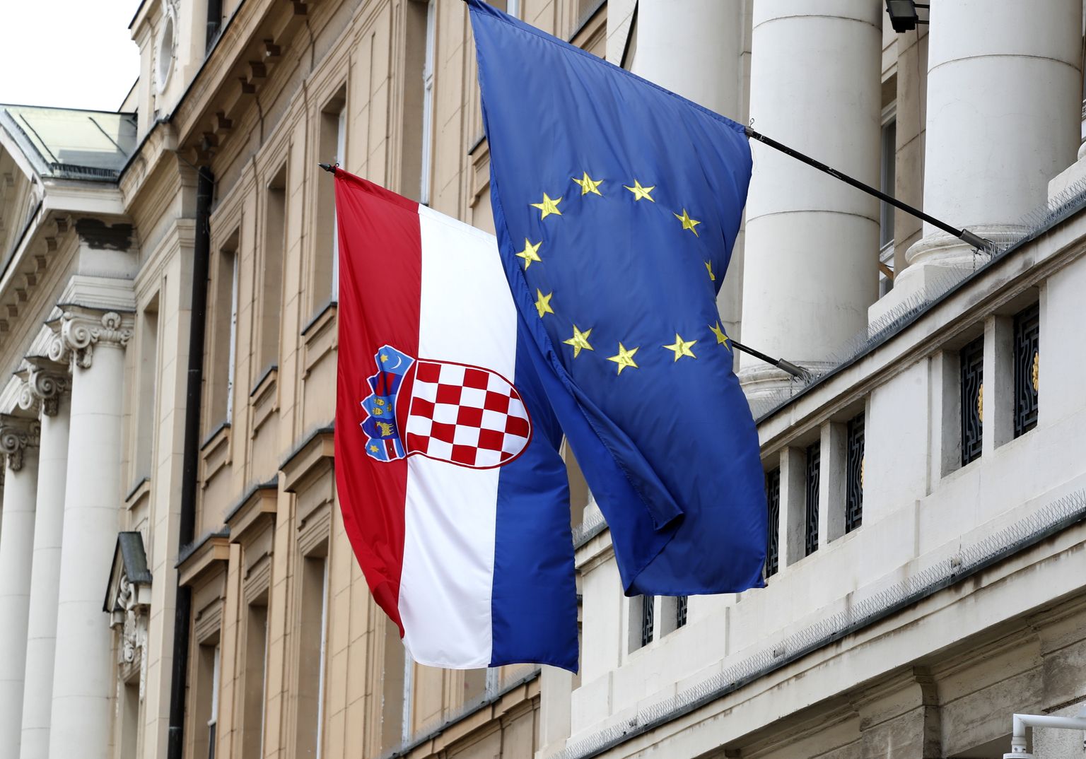 Флаги Хорватии и Евросоюза