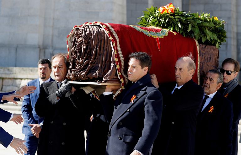 Sugulased kandmas Franco kirstu.