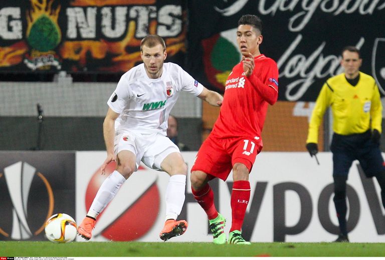 Kuigi Augsburg alustas Euroopa liigat kahe kaotusega, suudeti saavutada alagrupis teine koht ja kvalifitseeruda 1/16-finaali. Loosirattas olid võimalikeks vastasteks näiteks Manchester United, FC Porto ja Rooma Lazio, aga fortuuna tahtel sai Augsburgi vastaseks Liverpool. Esimene mäng Augsburgis lõppes 0:0 viigiga, korduskohtumine Inglismaal kaotati 0:1, aga ühe Augsburgi keskkaitsja tegutsemine Liverpooli ründaja Roberto Firmino (paremal) vastu jäi peatreenerile Jürgen Kloppile silma…