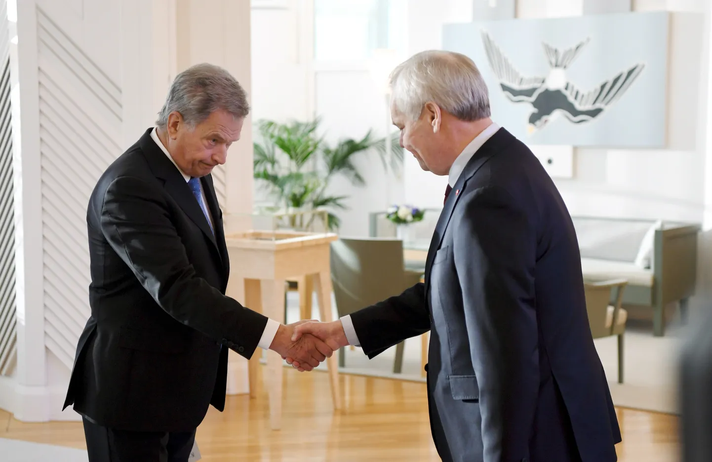 Soome peaminister Antti Rinne andmas president Sauli Niinistöle tagasiastumisavaldust presidendi ametlikus residentsis Mäntyniemel.