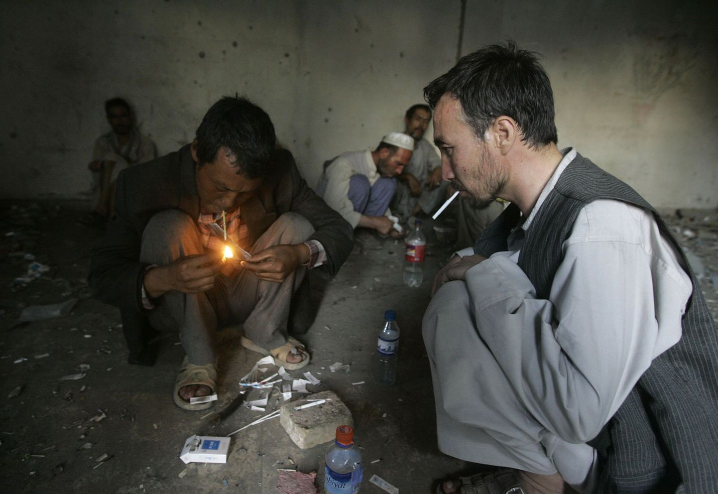 Kabuli narkomaanid ühes oma tuntumas kogunemiskohas, kunagises Vene kultuurikeskuses.