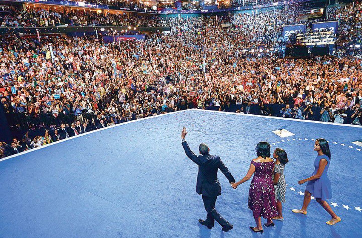 USA president Barack Obama koos abikaasa Michelle’i ning tütarde Sasha ja Maliaga pärast kõnet demokraatide valimiskongressil.