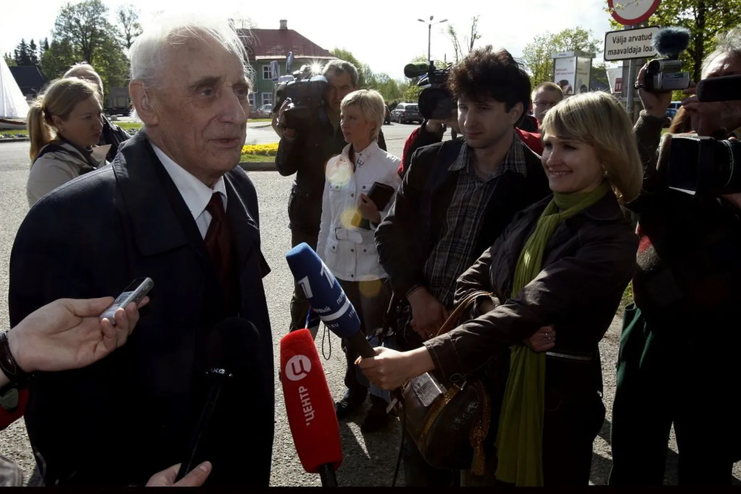 Arnold Meri Vene telekanalitele intervjuusid andmas.