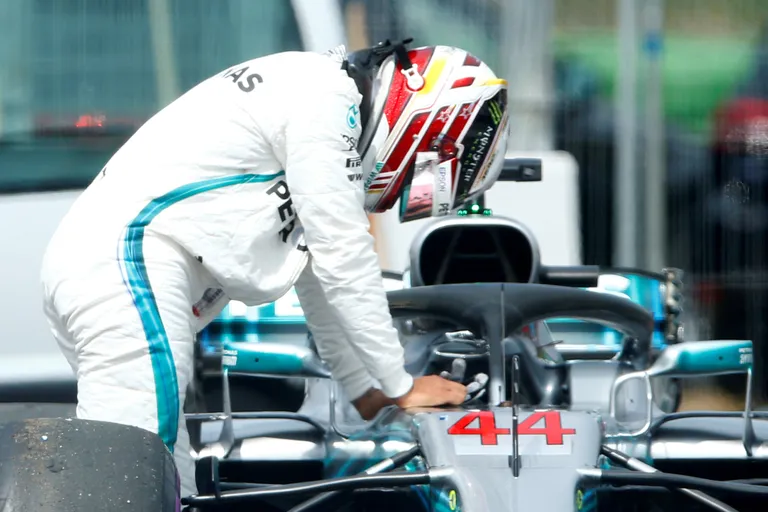 Leis Hamilton oma autoga
