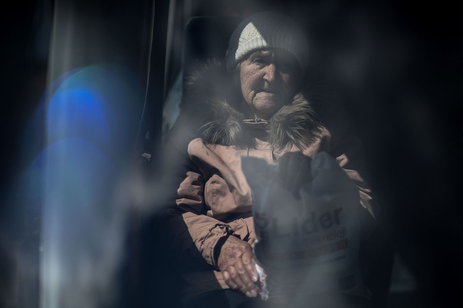 Ukraina eakas põgenik ületamas minibussis Ukraina-Moldova piiri, et sealt edasi liikuda Saksamaale. Pilt on illustreeriv