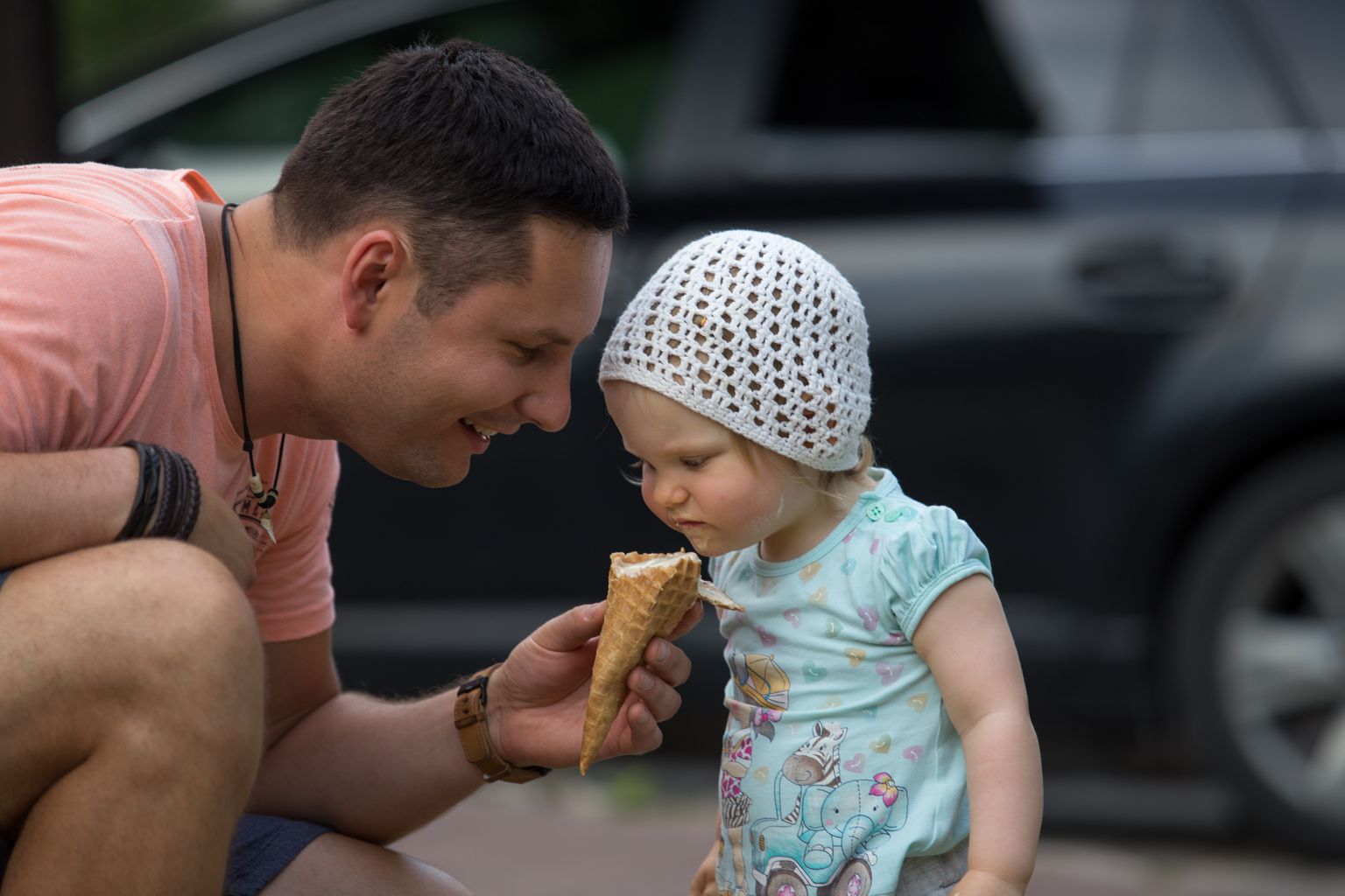 Laps maiustab Viljandis jäätisega.