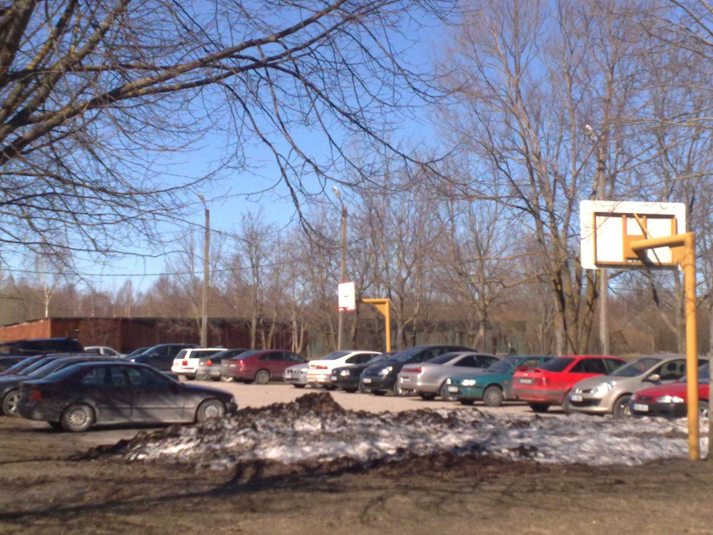 Pärnus Vana-Sauga tänaval asuvast asfalteeritud platsist jääb osa edaspidigi kasutamiseks parklana ja osa alast jääb korvpalli päralt.
