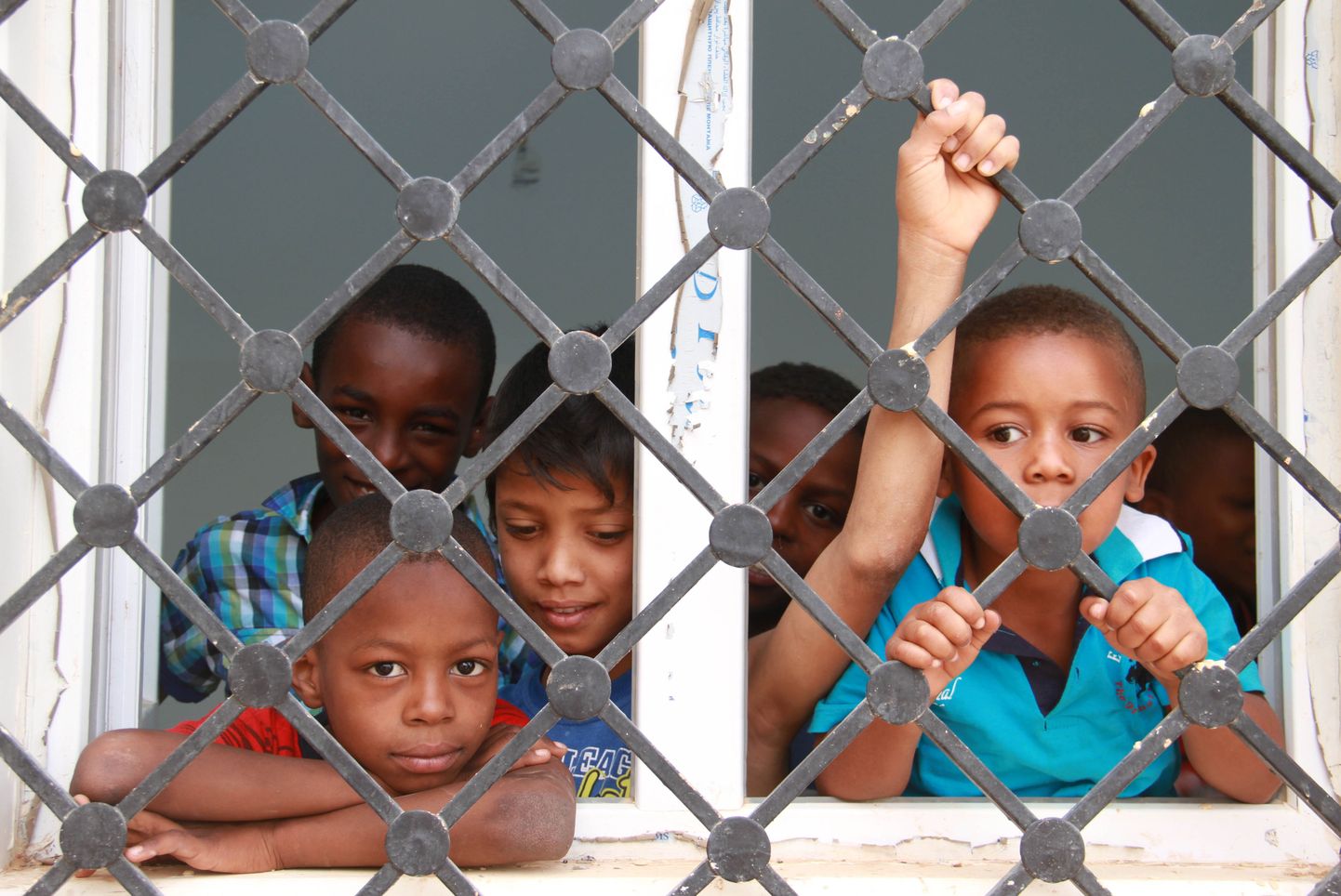 Need Liibüa lapsed on põgenenud oma kodulinnast Sirtest. Normaalselt koolis käia nad ei saanud.