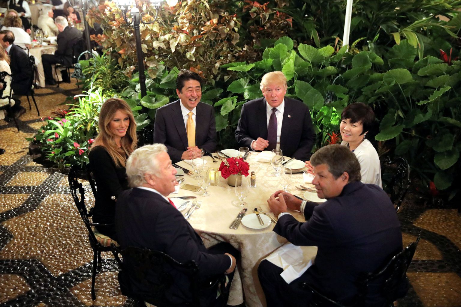 Синдзо Абэ и его супруга Аки Абэ за столом вместе с Дональдом Трампом и Меланией Трамп во Флориде в феврале этого года.