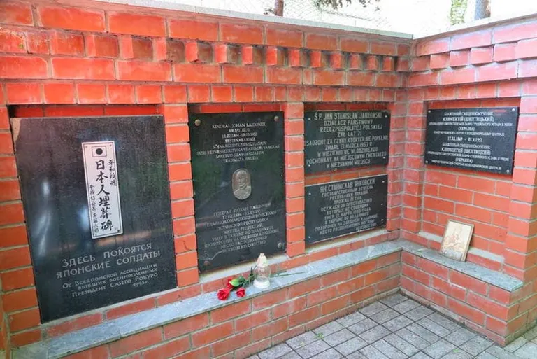 Часть мемориала с мемориальной доской с именем Йохана Лайдонера на кладбище во Владимире.