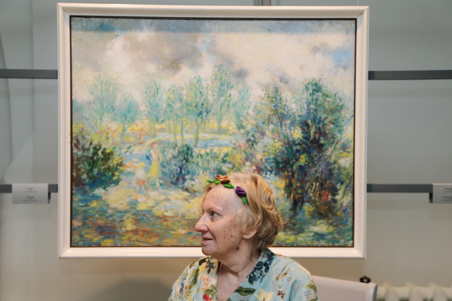 Krista Piirimäe istus näituse avamisel maali «Maastik» ette. Aleksander Vardi maalis selle aastal 1939.