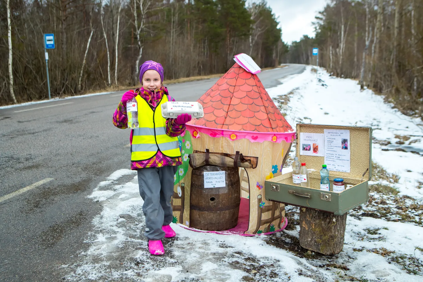 NOOR ETTEVÕTJA KUTSUB OSTMA: Merybel käib päevas mitu korda vaatamas, kas tema ema ja isa abiga püstipandud müügipunktis on ka kliente käinud.