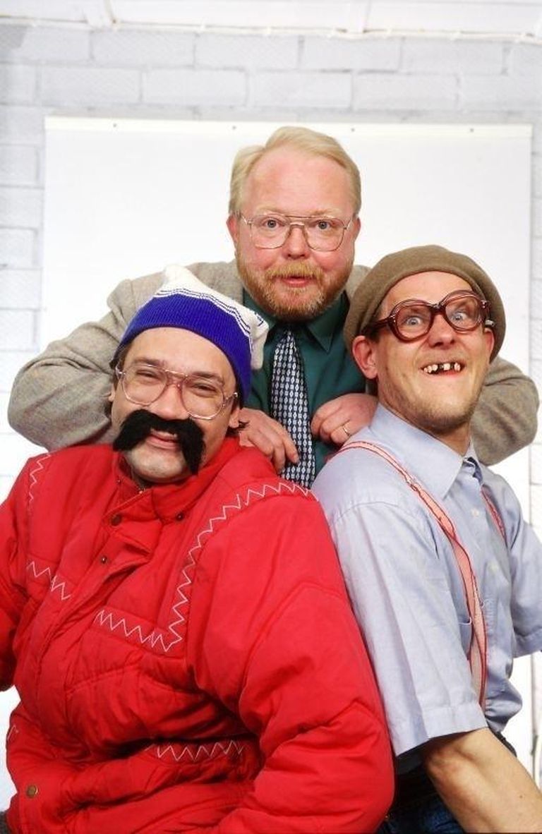 Uno Nisu (Dan Põldroos), Mart Laar (Meelis Adamson) ja Jaan Zorro (Jan Uuspõld) 2000. aastate alguses Kanal 2 teleseriaalis «Wremja».