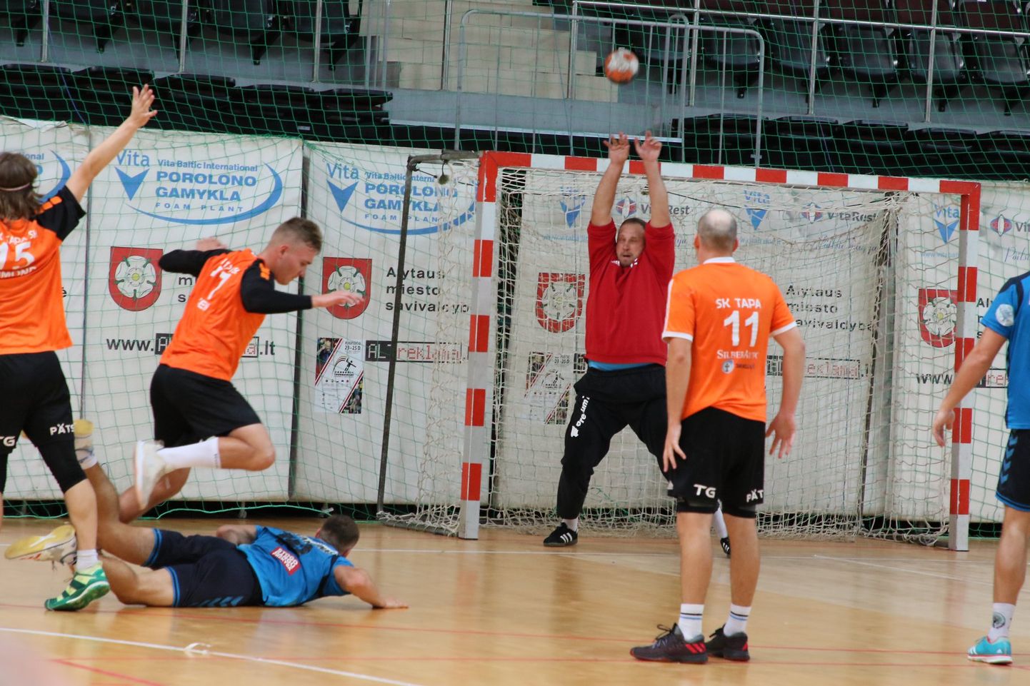 Spordiklubi Tapa käsipallurid (oranžis) said algava hooaja esimesed tuleristsed kätte heatasemelisel turniiril Leedus.